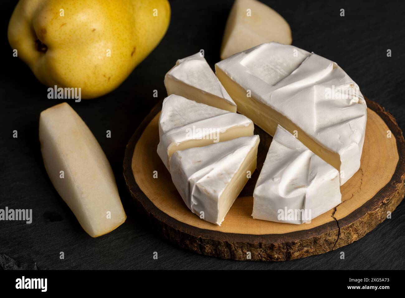 formaggio tondo maturo con muffa, formaggio fuso con muffa bianca sul tavolo Foto Stock