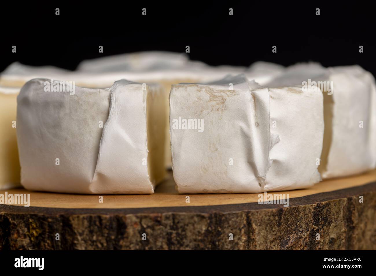 formaggio tondo maturo con muffa, formaggio fuso con muffa bianca sul tavolo Foto Stock