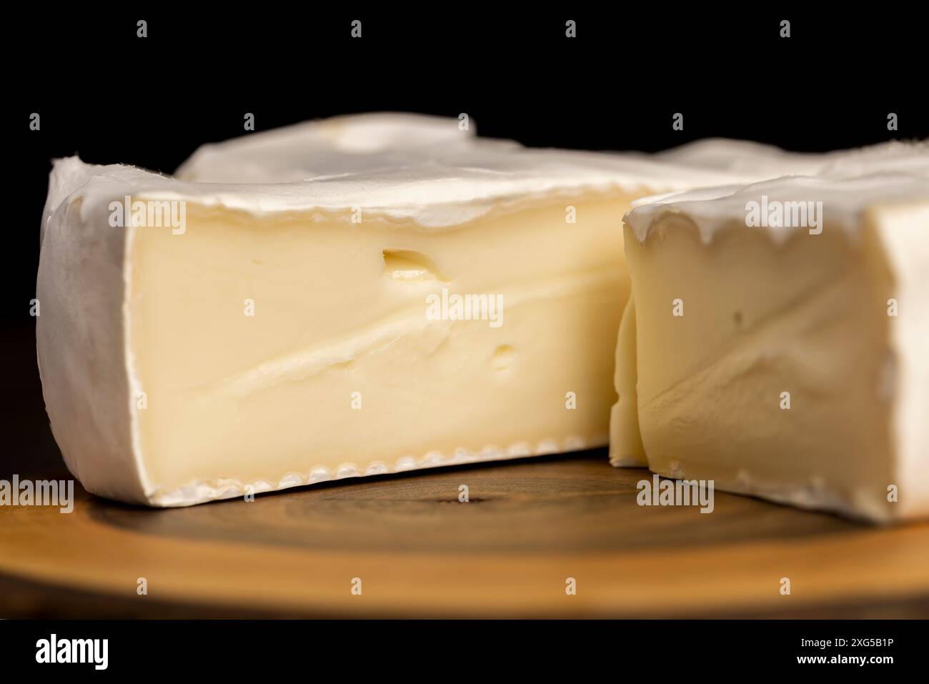 formaggio tondo maturo con muffa, formaggio fuso con muffa bianca sul tavolo Foto Stock