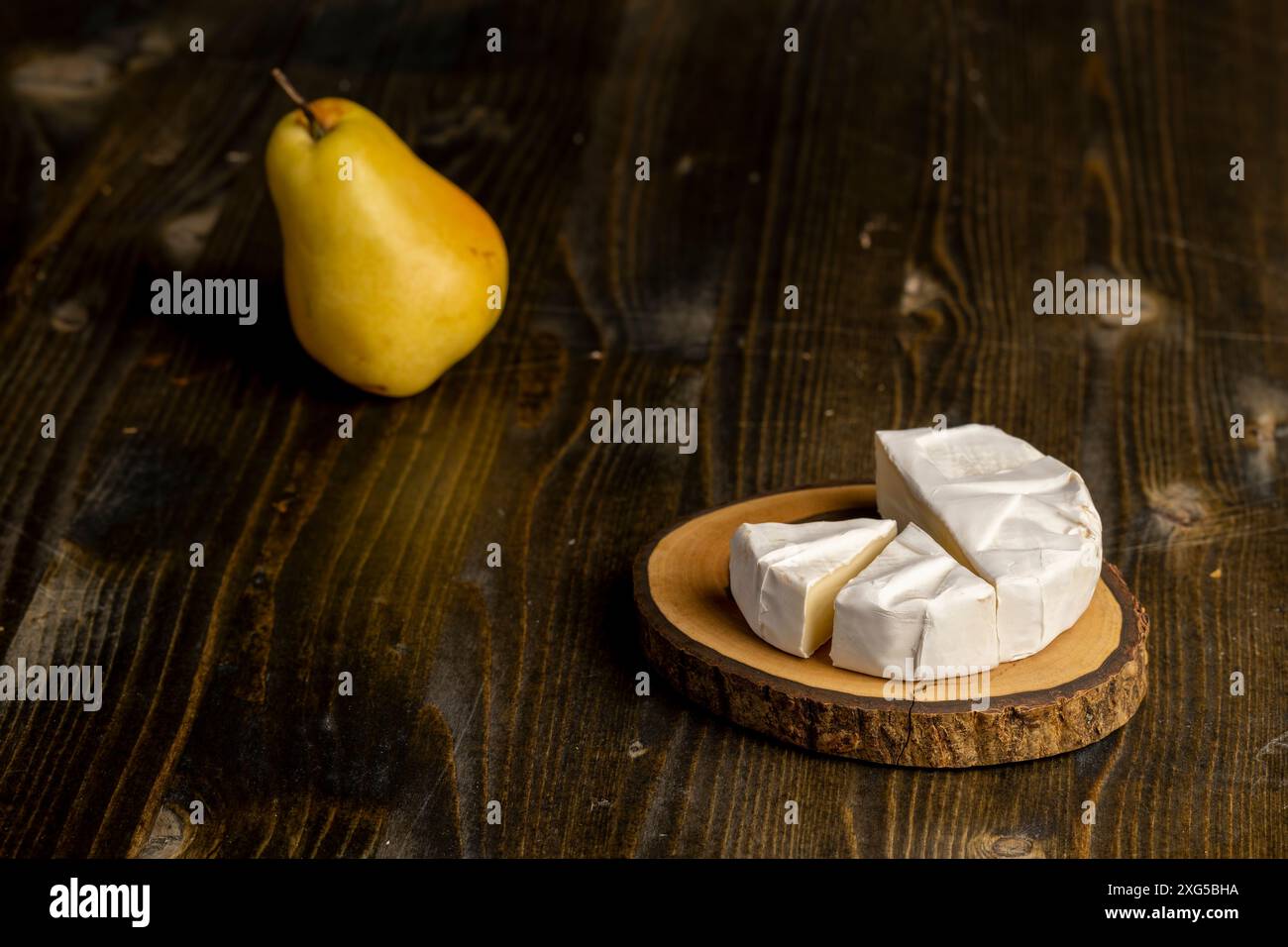 formaggio tondo maturo con muffa, formaggio fuso con muffa bianca sul tavolo Foto Stock