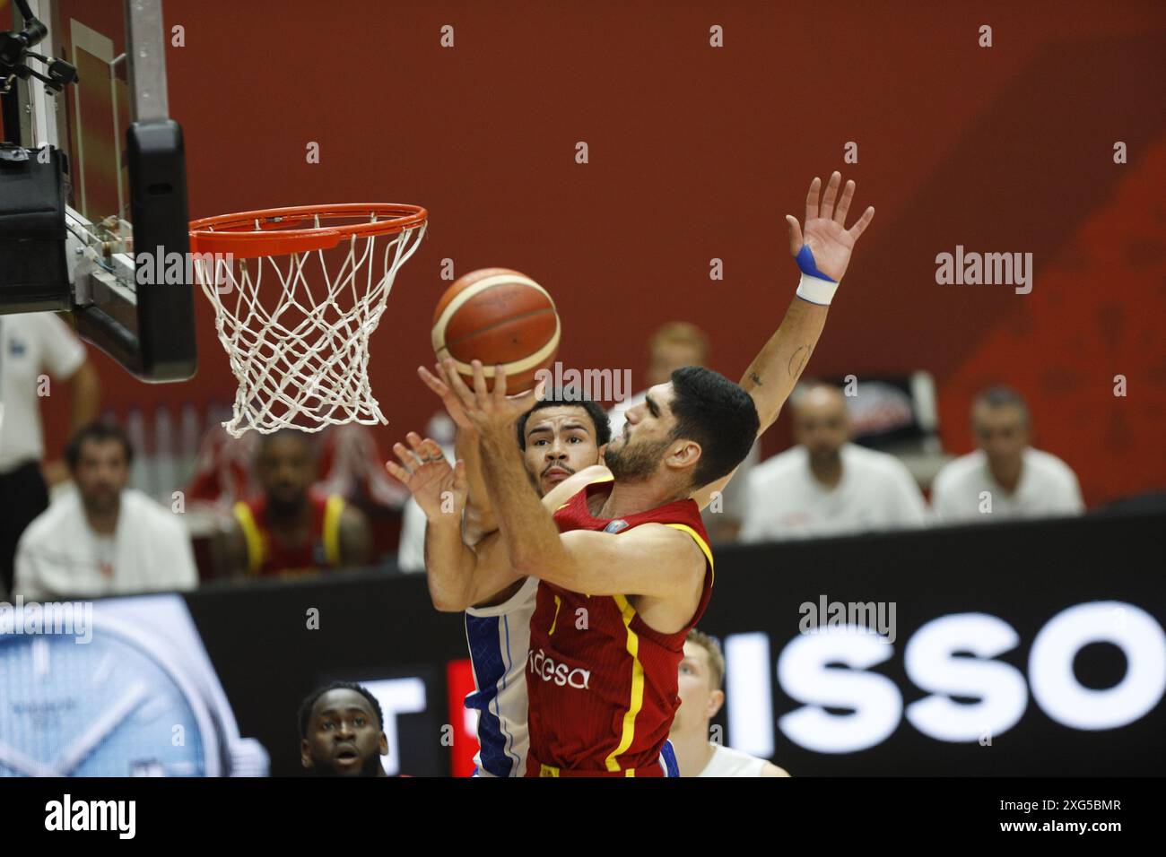 Santi Aldama dalla Spagna durante il torneo di qualificazione olimpica FIBA contro la Finlandia Foto Stock