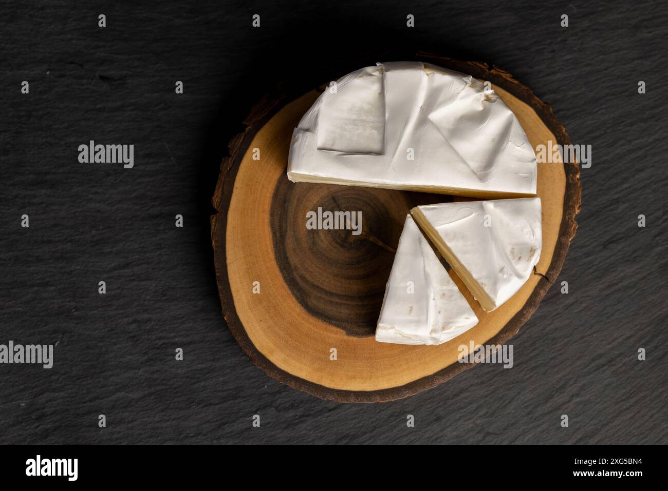 formaggio tondo maturo con muffa, formaggio fuso con muffa bianca sul tavolo Foto Stock