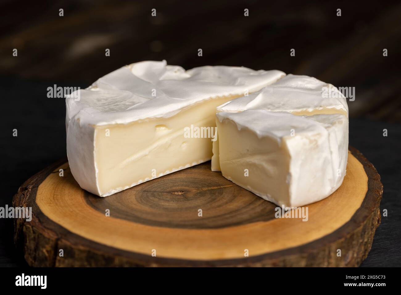 formaggio tondo maturo con muffa, formaggio fuso con muffa bianca sul tavolo Foto Stock