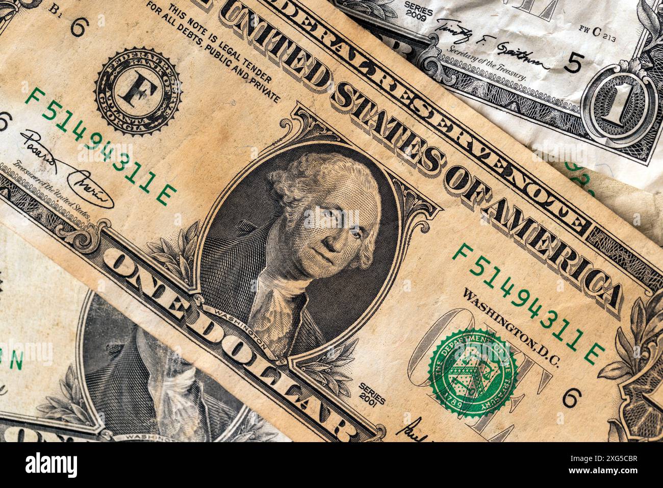 Primo piano di un dollaro ingiallito, primo piano di dollari americani di carta di cassa Foto Stock