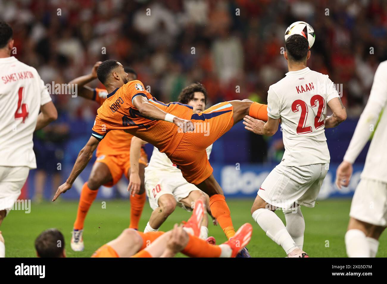 Berlino, Germania. 6 luglio 2024. Cody Gakpo (Paesi Bassi)Kaan Ayhan (Turkiye) durante la partita UEFA Euro Germany 2024 tra Paesi Bassi 2-1 Turchia all'Olympiastadion il 6 luglio 2024 a Berlino, Germania. Crediti: Maurizio Borsari/AFLO/Alamy Live News Foto Stock