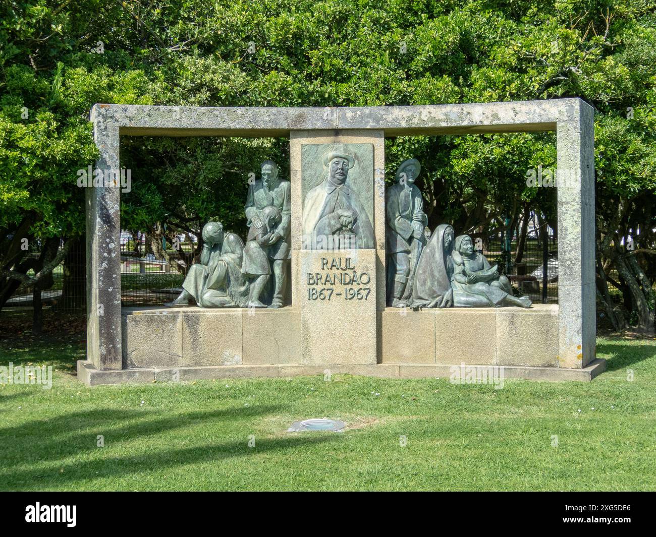Monumento in bronzo in onore di Raul Brandao nel giardino alla foce della città di PortoPortogallo.7-7-2024 Foto Stock