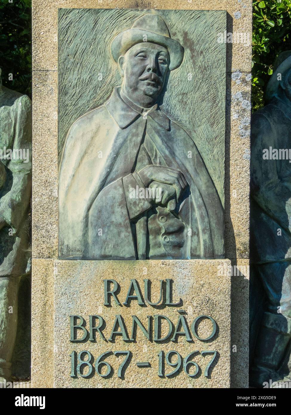 Monumento in bronzo in onore di Raul Brandao nel giardino alla foce della città di PortoPortogallo.7-7-2024 Foto Stock