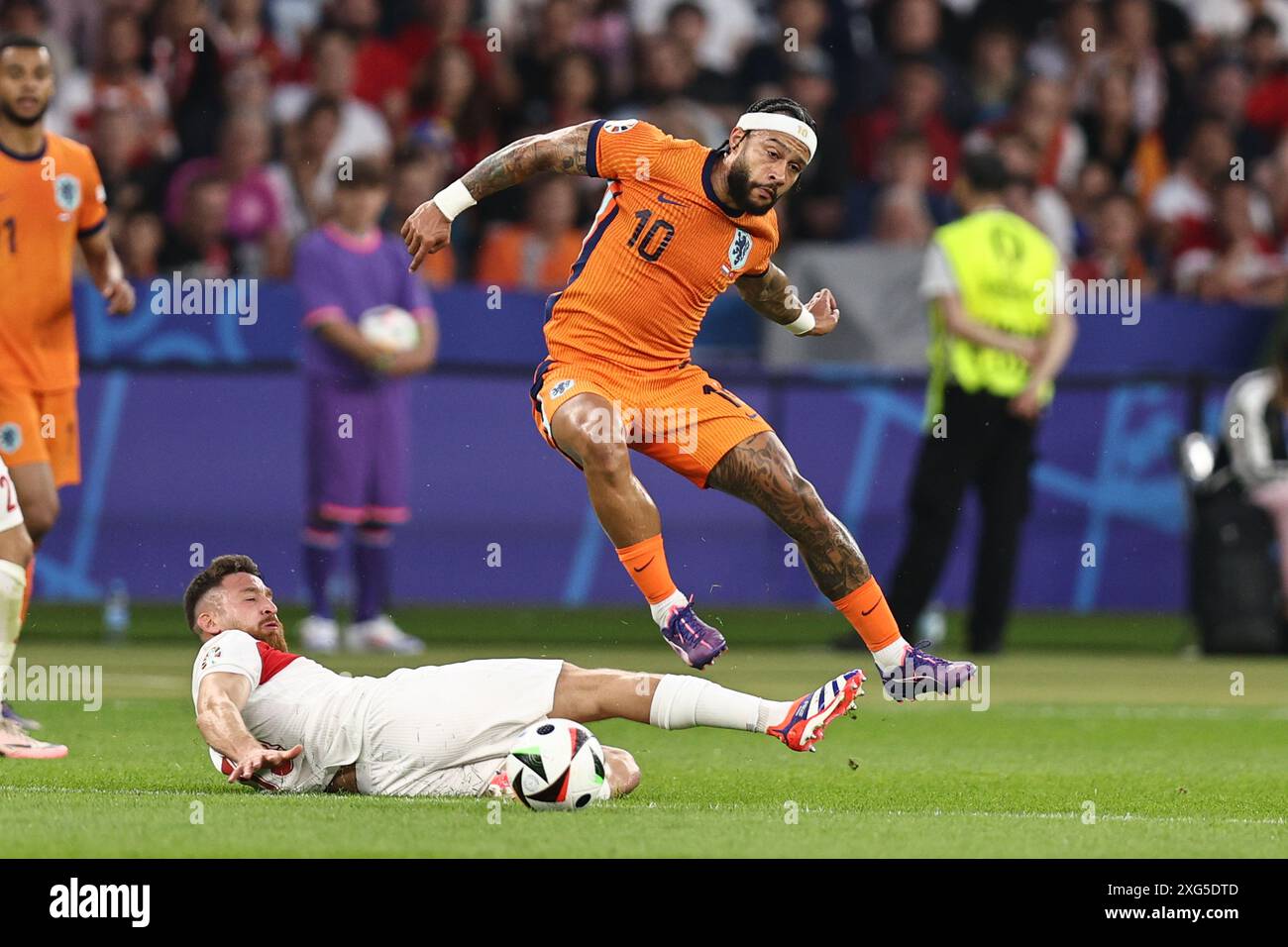 Berlino, Germania. 6 luglio 2024. Memphis Depay (Paesi Bassi) Salih Ozcan (Turkiye) durante la partita UEFA Euro Germany 2024 tra Paesi Bassi 2-1 Turchia all'Olympiastadion il 6 luglio 2024 a Berlino, Germania. Crediti: Maurizio Borsari/AFLO/Alamy Live News Foto Stock