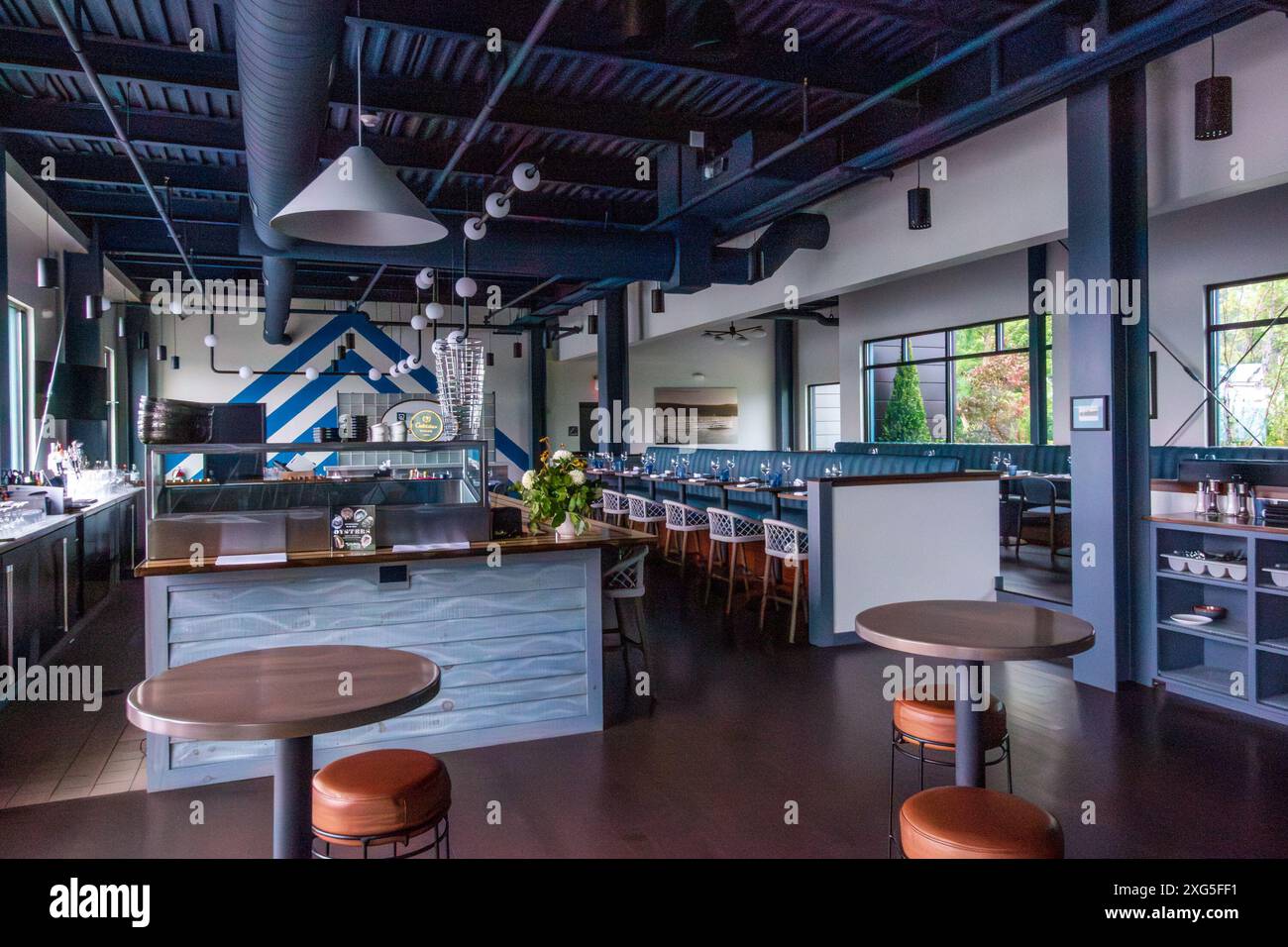 Coxsackie, NY - US - 5 luglio 2024 Vista del Day Line Oyster Bar & Kitchen al quinto piano del James Newbury Hotel, che offre vedute panoramiche del fiume Hudson Foto Stock