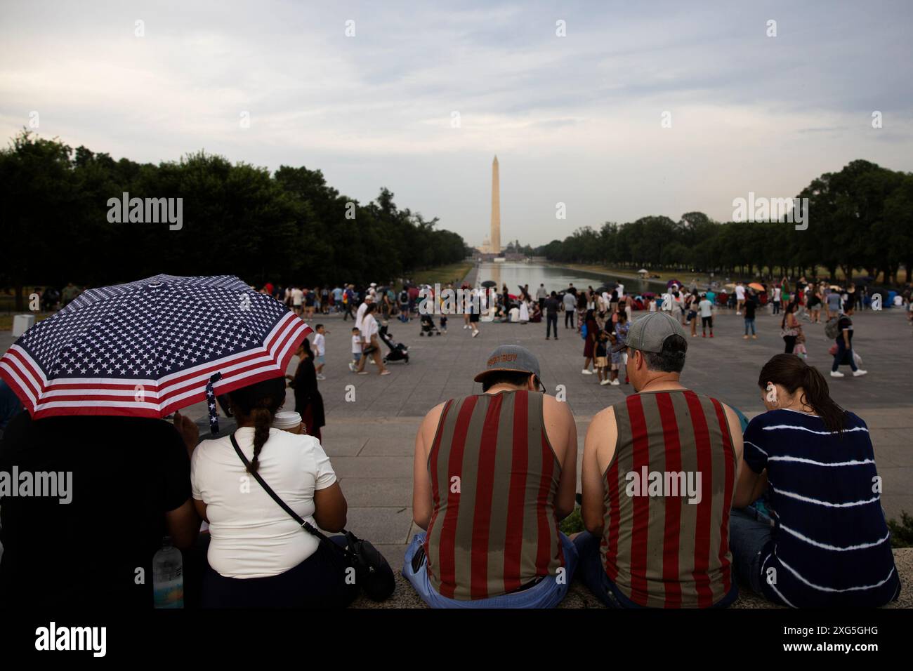 La gente aspetta i fuochi d'artificio per celebrare il giorno dell'indipendenza degli Stati Uniti il 4 luglio 2024, a Washington, DC, Stati Uniti. Foto Stock