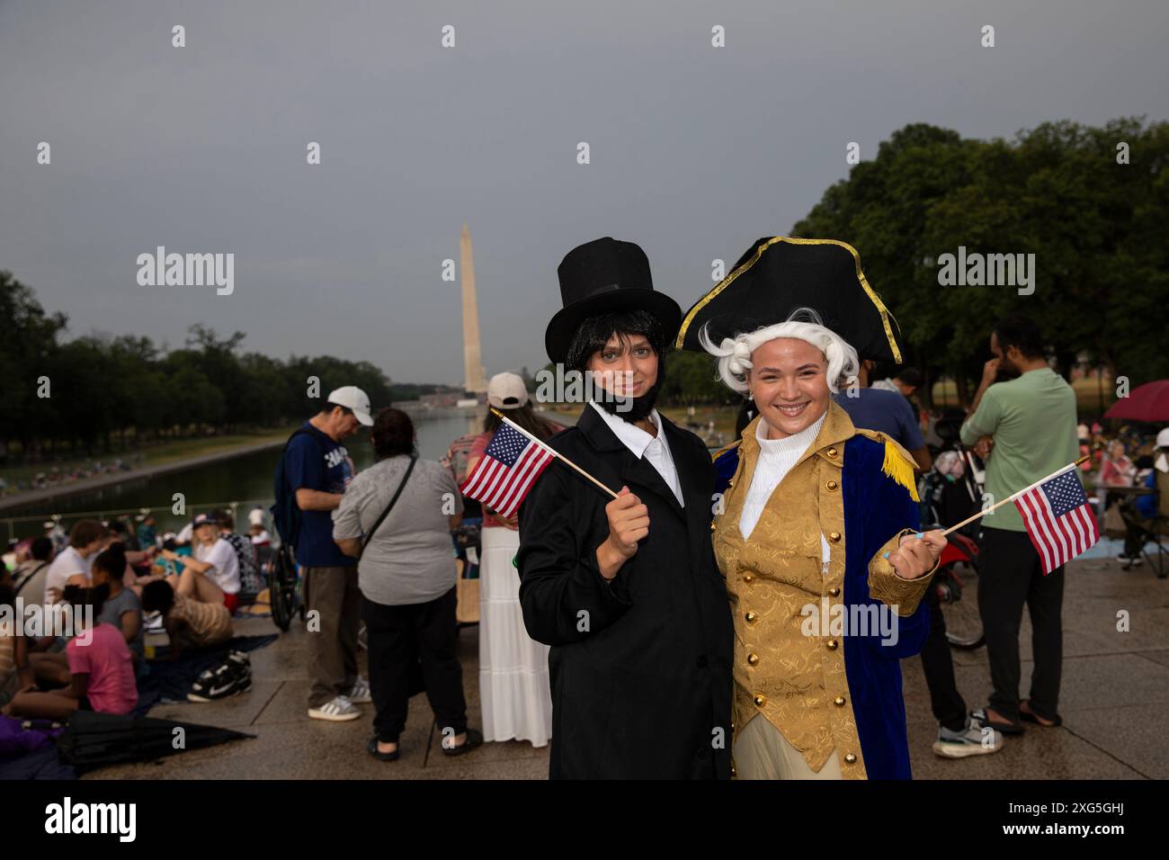 La gente aspetta i fuochi d'artificio per celebrare il giorno dell'indipendenza degli Stati Uniti il 4 luglio 2024, a Washington, DC, Stati Uniti. Foto Stock
