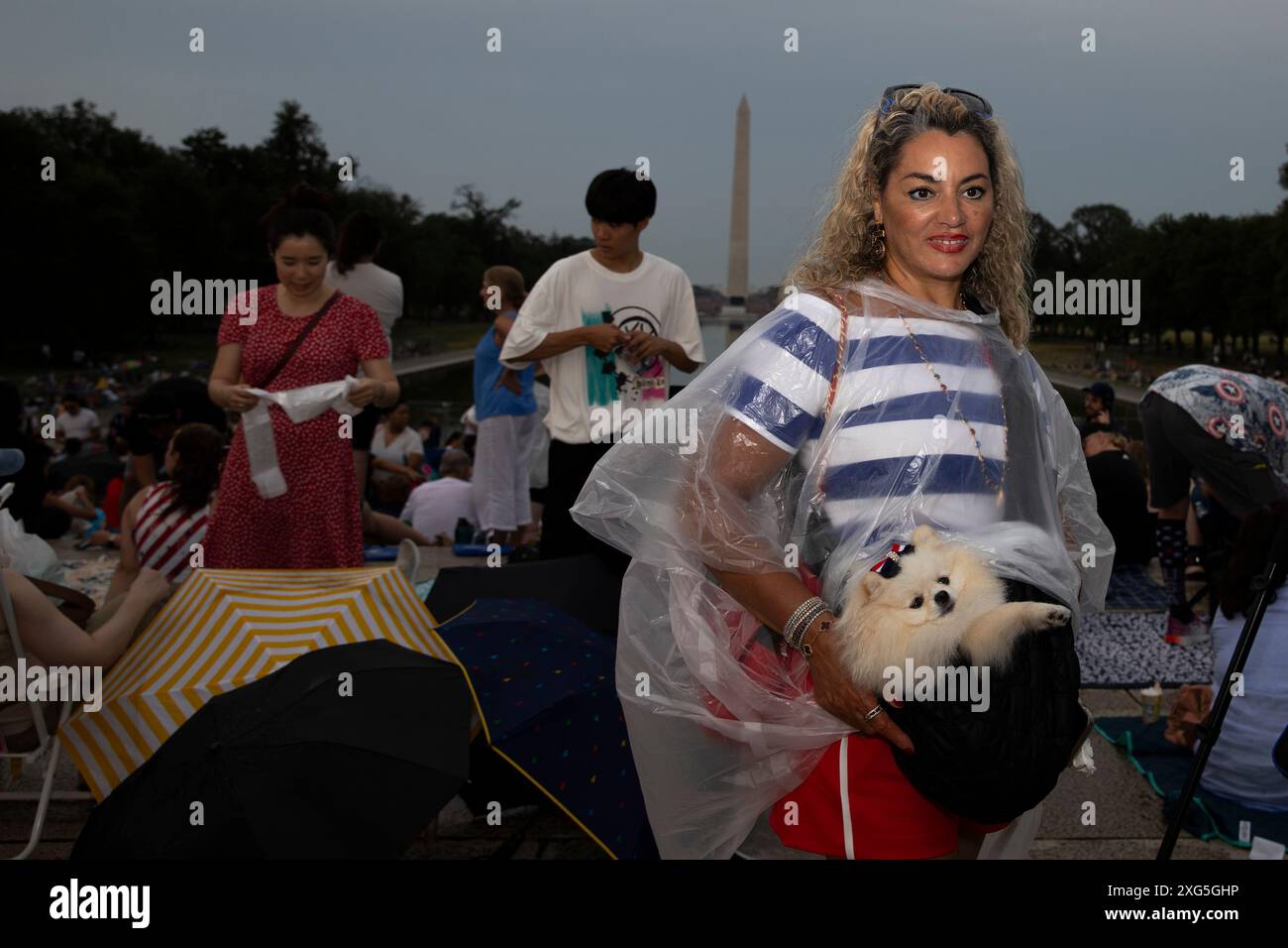 La gente aspetta i fuochi d'artificio per celebrare il giorno dell'indipendenza degli Stati Uniti il 4 luglio 2024, a Washington, DC, Stati Uniti. Foto Stock