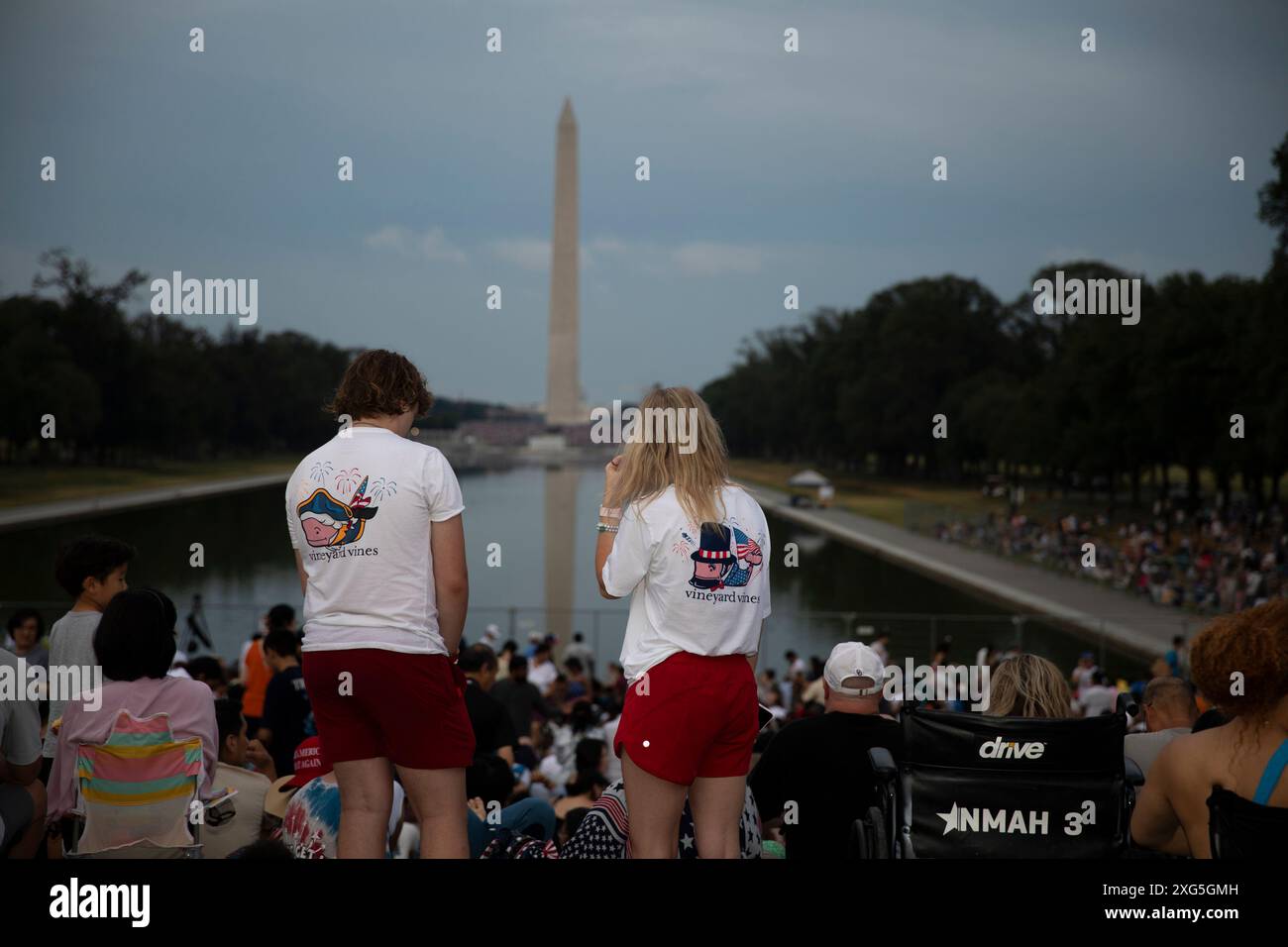 La gente aspetta i fuochi d'artificio per celebrare il giorno dell'indipendenza degli Stati Uniti il 4 luglio 2024, a Washington, DC, Stati Uniti. Foto Stock