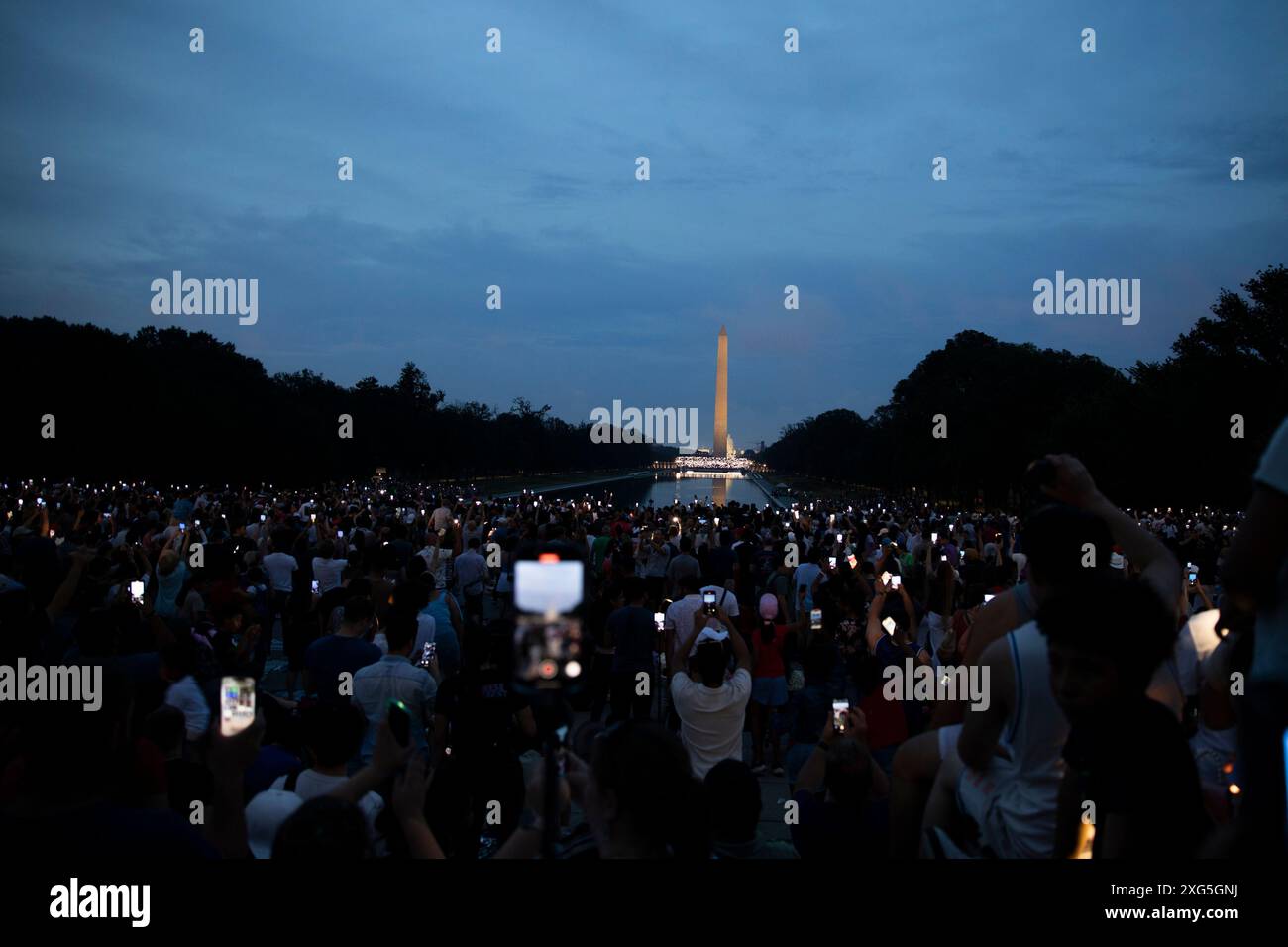 La gente aspetta i fuochi d'artificio per celebrare il giorno dell'indipendenza degli Stati Uniti il 4 luglio 2024 a Washington, DC. Foto Stock