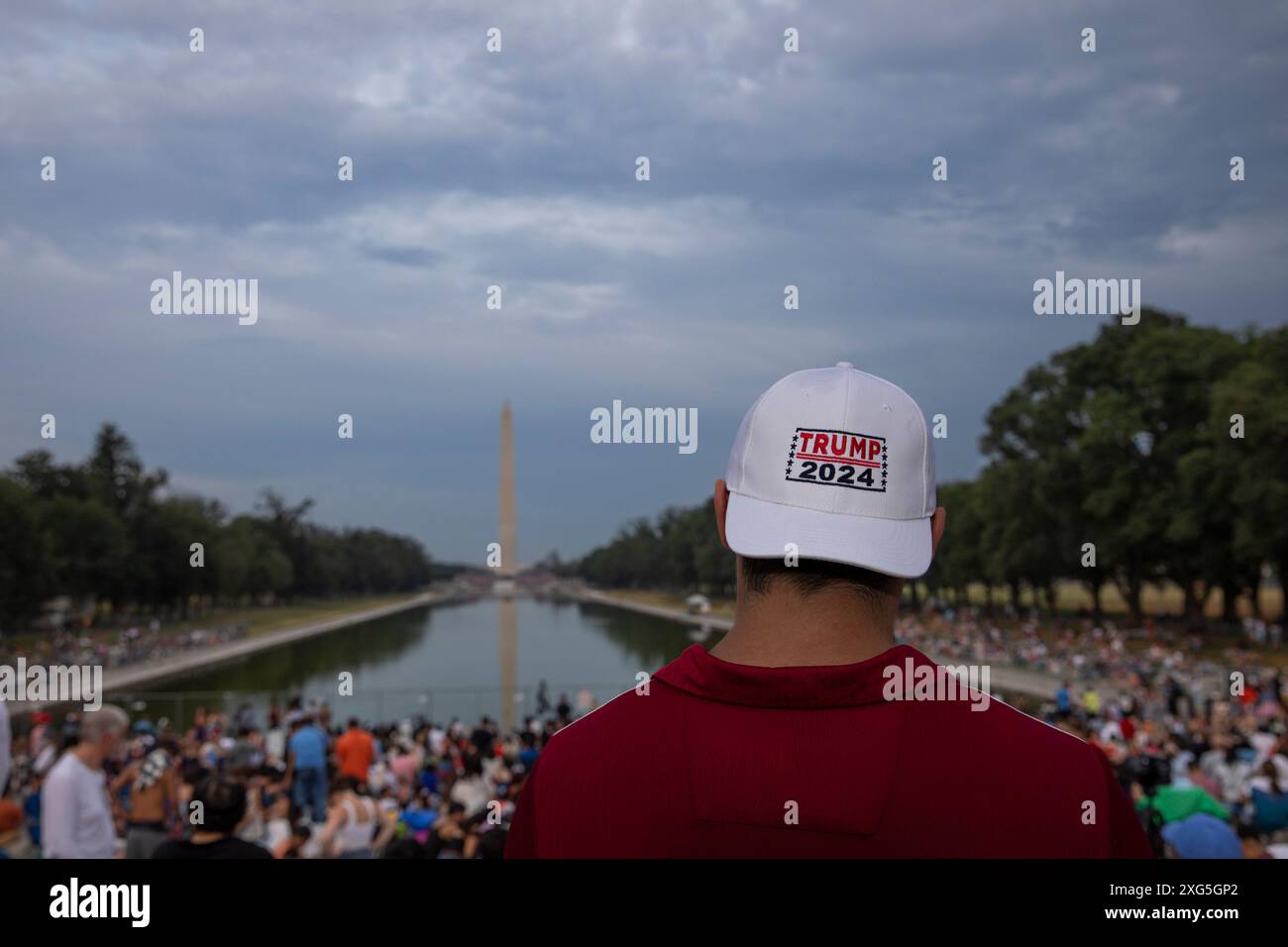 La gente aspetta i fuochi d'artificio per celebrare il giorno dell'indipendenza degli Stati Uniti il 4 luglio 2024, a Washington, DC, Stati Uniti. Foto Stock