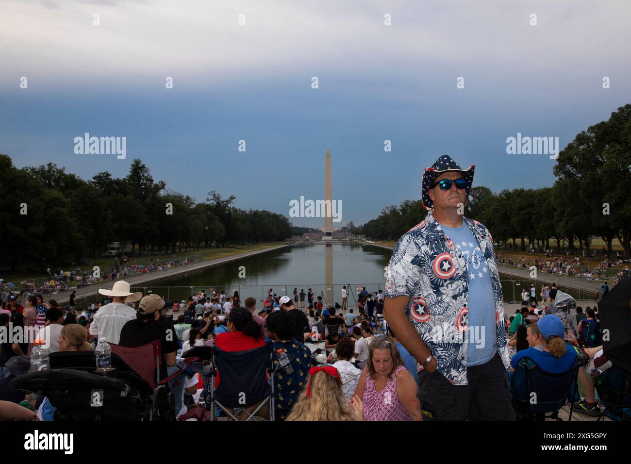 La gente aspetta i fuochi d'artificio per celebrare il giorno dell'indipendenza degli Stati Uniti il 4 luglio 2024, a Washington, DC, Stati Uniti. Foto Stock