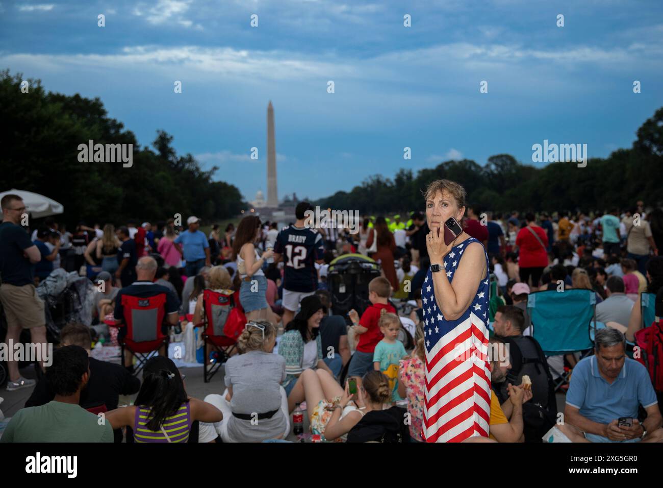 La gente aspetta i fuochi d'artificio per celebrare il giorno dell'indipendenza degli Stati Uniti il 4 luglio 2024, a Washington, DC, Stati Uniti. Foto Stock