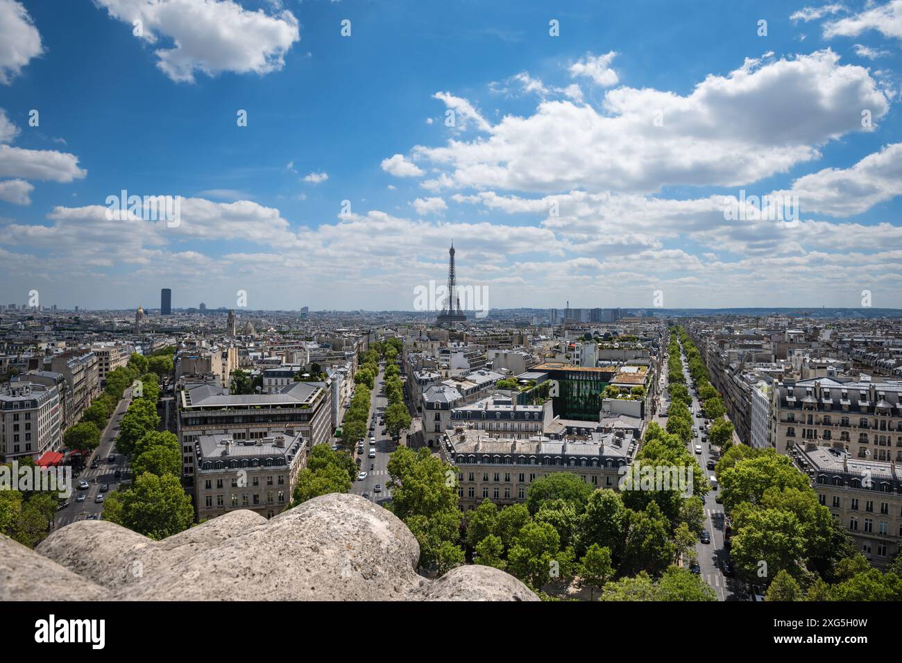 La Torre Eiffel e le vie parigine dall'Arco di Trionfo - Parigi, Francia Foto Stock