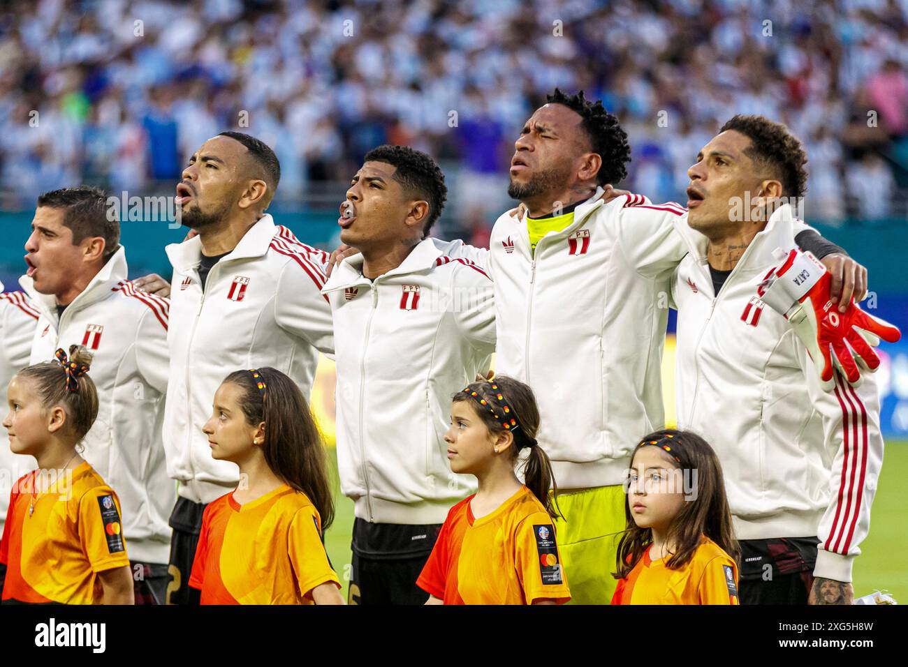 MIAMI GARDENS, FLORIDA - GIUGNO 29: Aldo Corzo, Alexander Callens, Wilder Cartagena, portiere Pedro Gallese e Paolo Guerrero del Perù durante la CONM Foto Stock