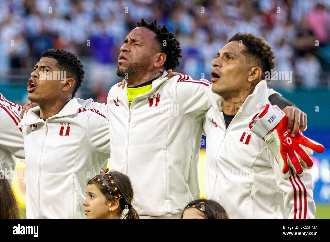 MIAMI GARDENS, FLORIDA - GIUGNO 29: Wilder Cartagena, portiere Pedro Gallese e Paolo Guerrero del Perù durante la CONMEBOL Copa America USA Group sta Foto Stock