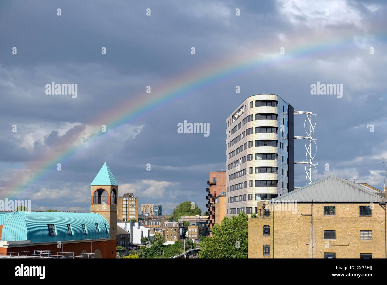 Londra, Regno Unito, 6 luglio 2024. Centinaia di persone si sono riunite al 4TheFans fan Park di Dalston, anticipando con impazienza la proiezione dei quarti di finale d'Europa dell'Inghilterra contro la Svizzera. Un arcobaleno che è apparso attraverso lo skyline della città porterà l'Inghilterra in bocca al lupo? Un primo tempo senza reti ha visto entrambe le squadre segnare nel secondo tempo, portando la partita ai tempi supplementari, che non ha prodotto altri goal. Jordan Pickford salvò il primo rigore svizzero, con l'Inghilterra che convertì tutti i suoi calci a punti per vincere 5-3. Credito: Fotografia dell'undicesima ora/Alamy Live News Foto Stock