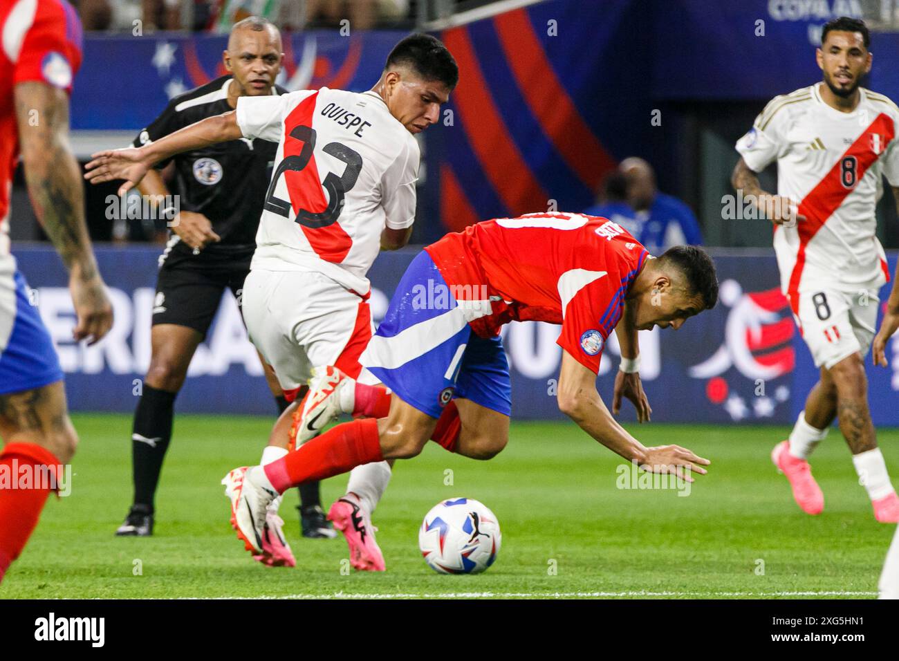 ARLINGTON, TEXAS - 21 GIUGNO: Piero Quispe del Perù e Alexis Sanchez del Cile durante la CONMEBOL Copa America USA Group Stage Match Perù contro Cile al Foto Stock