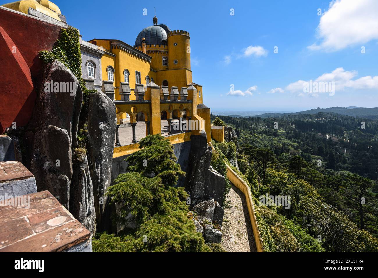 Il colorato Palácio da pena si affaccia su Sintra, Portogallo Foto Stock
