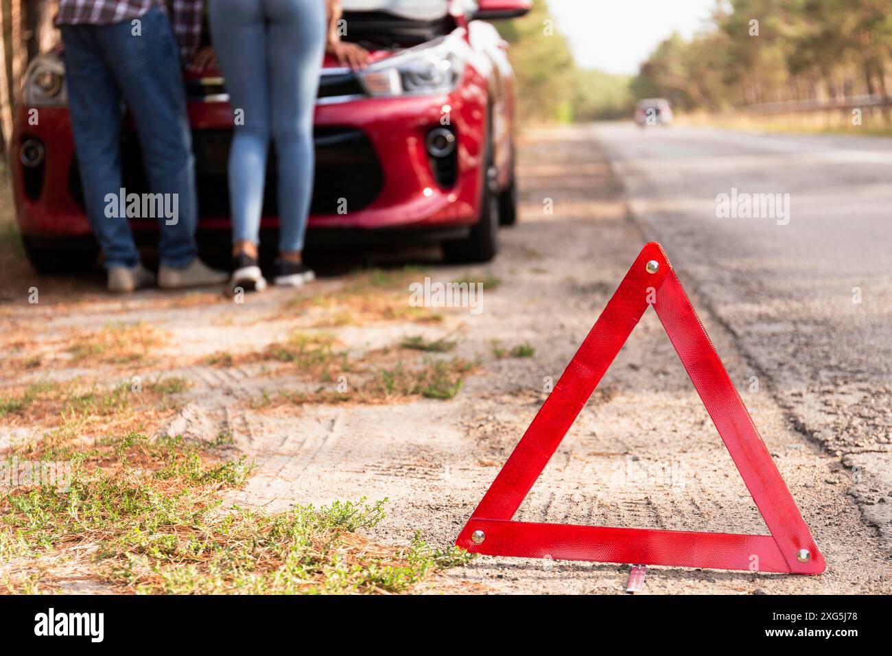 Problemi con la vettura stradale con il cartello triangolare rosso durante il viaggio Foto Stock