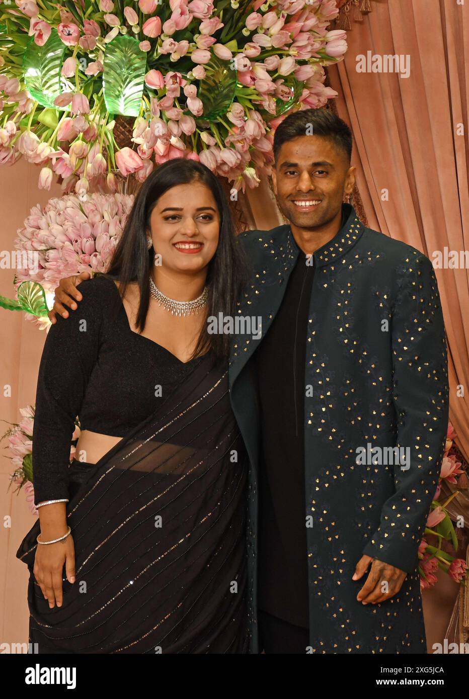 Mumbai, India. 5 luglio 2024. Il cricket indiano Surya Kumar Yadav posa per una foto insieme a sua moglie Devisha Shetty sul tappeto rosso durante la cerimonia sangeet di Anant Ambani e Radhika Merchant al Jio World Centre di Mumbai. (Foto di Ashish Vaishnav/SOPA Images/Sipa USA) credito: SIPA USA/Alamy Live News Foto Stock