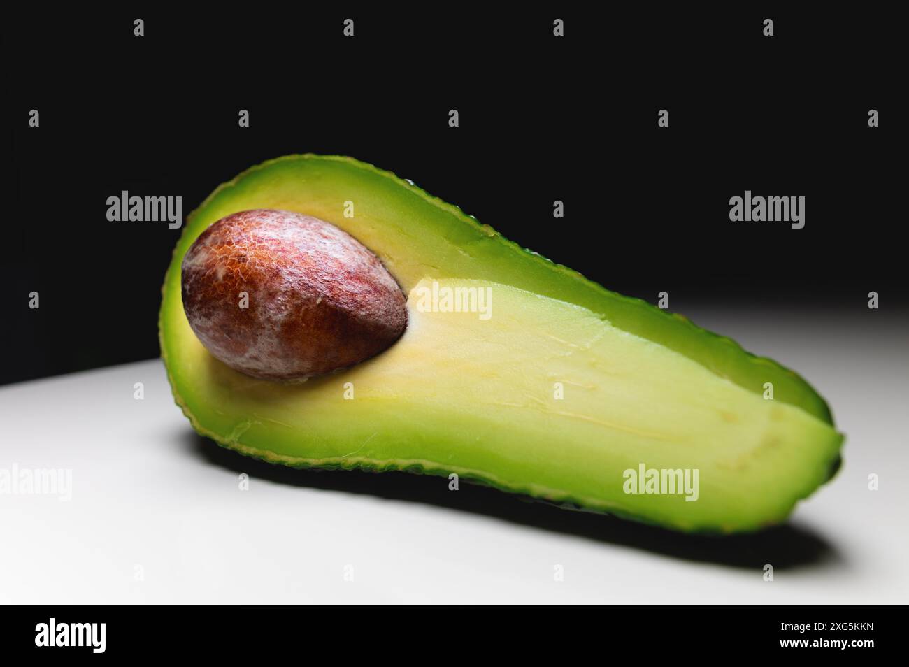 Avocado. Avocado organici su un tavolo bianco. Concetto di cibo vegano sano. Dieta. Dieta Foto Stock