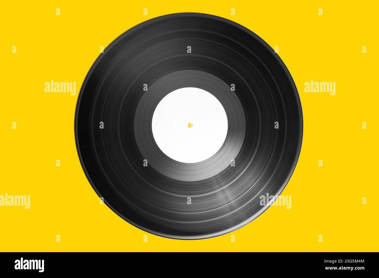 Disco in vinile con etichetta di banca isolata su sfondo giallo. Mock up Foto Stock