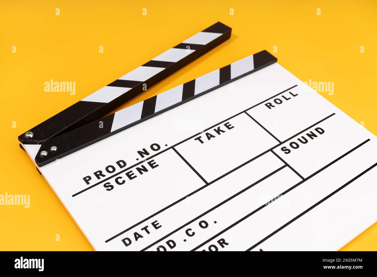 White Movie scheda clapper isolato su sfondo giallo Foto Stock