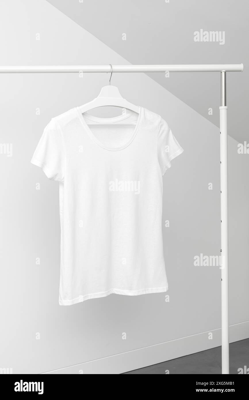 T-shirt appesa al portabiti. Colore bianco collo rotondo. Modello, mock up Foto Stock