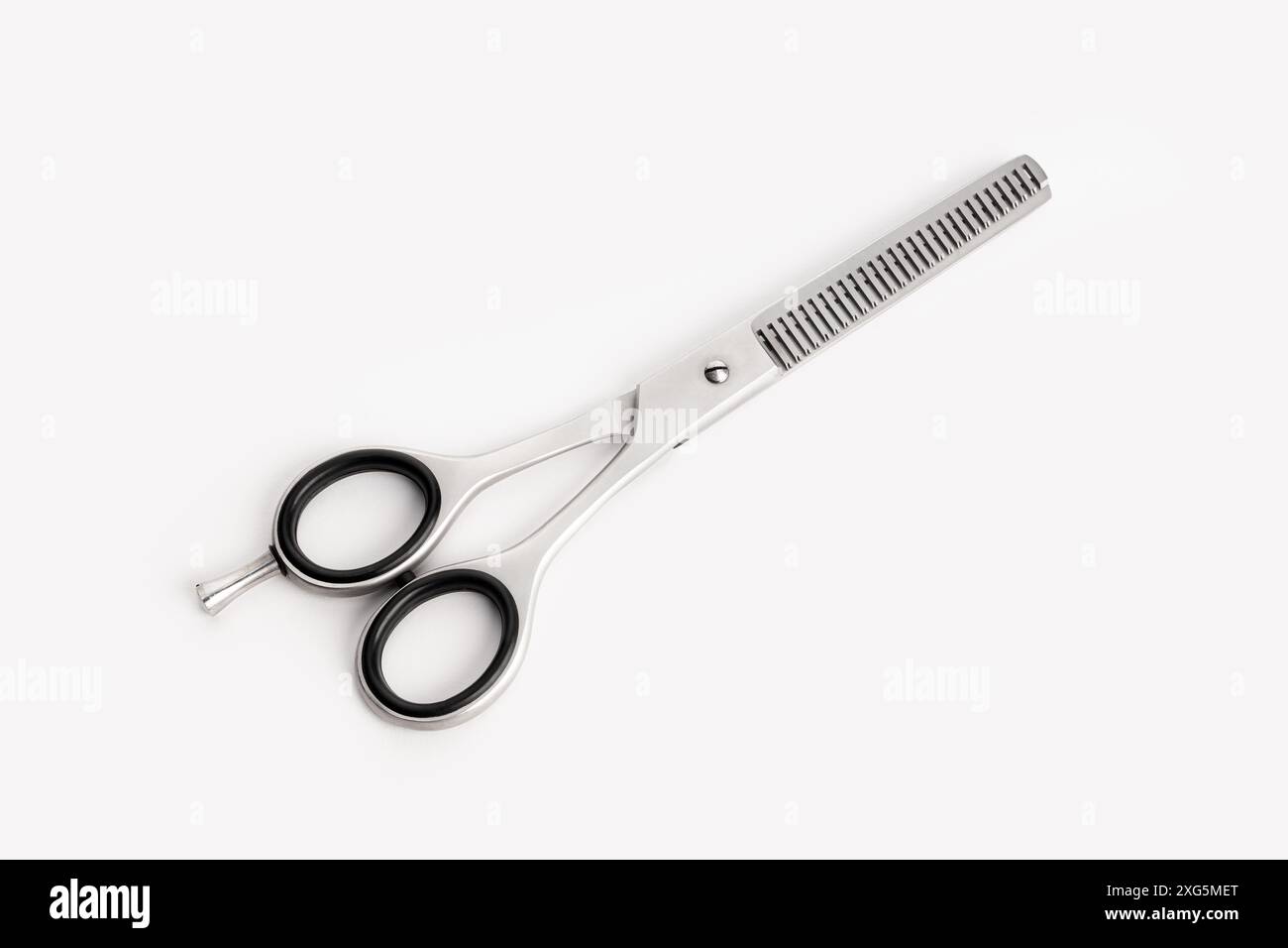 Forbici Barber per scolpitura isolata su sfondo bianco. Eleganti forbici professionali per capelli Foto Stock