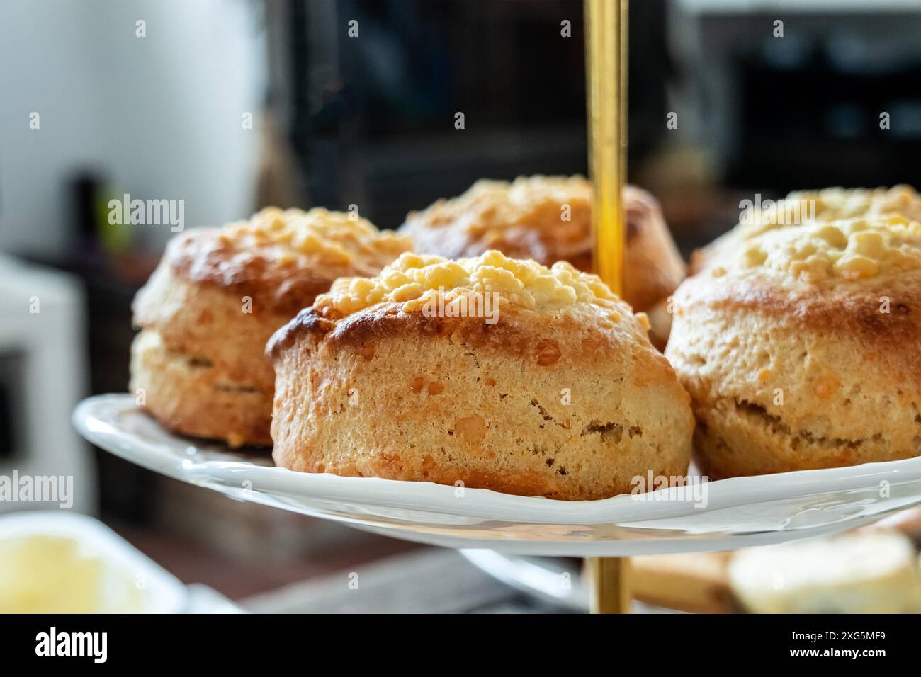 Un primo piano di focaccine al formaggio, cibo tradizionale britannico per il tè pomeridiano Foto Stock