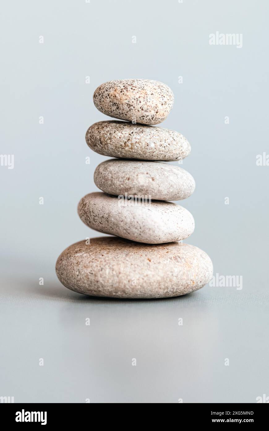 Pietre impilate in piramide, equilibrio, stabilità, zen, meditazione, mente del corpo e concetto di armonia dell'anima Foto Stock