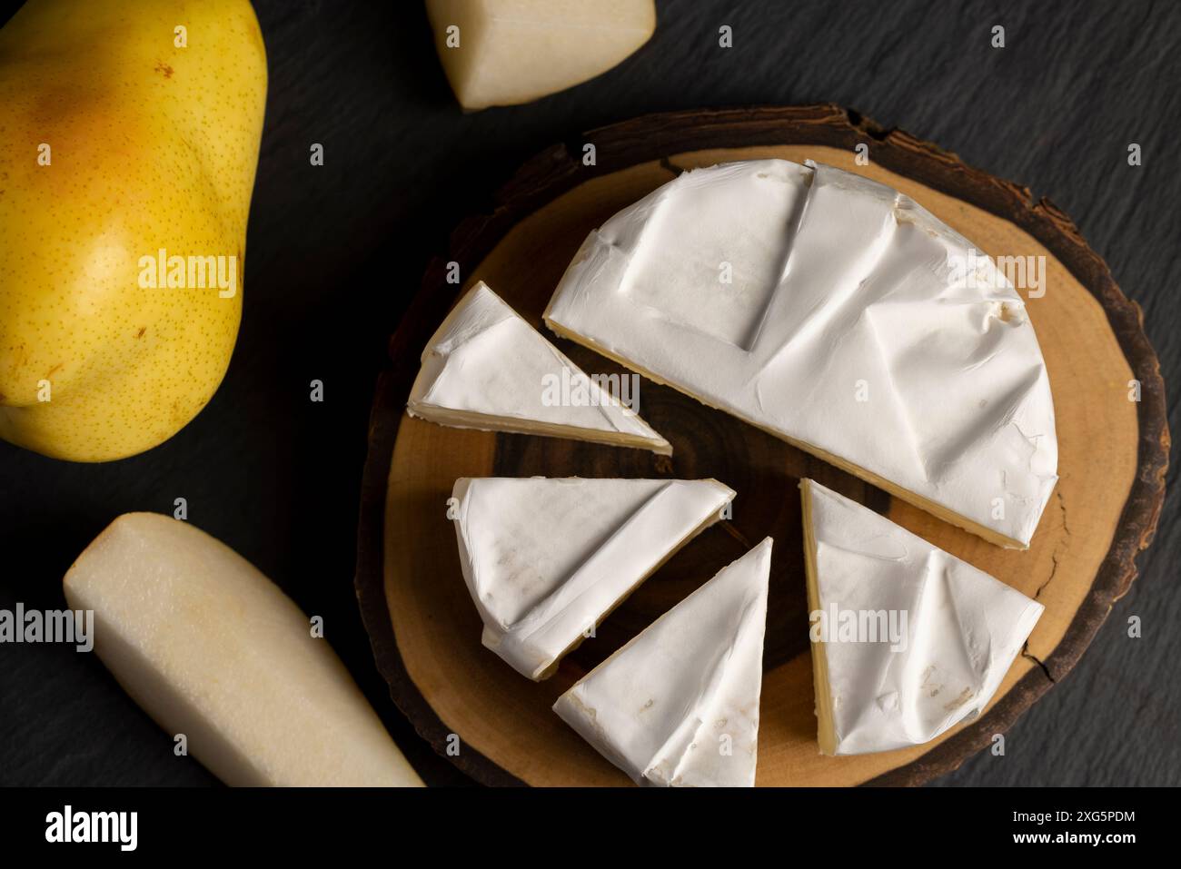 formaggio tondo maturo con muffa, formaggio fuso con muffa bianca sul tavolo Foto Stock