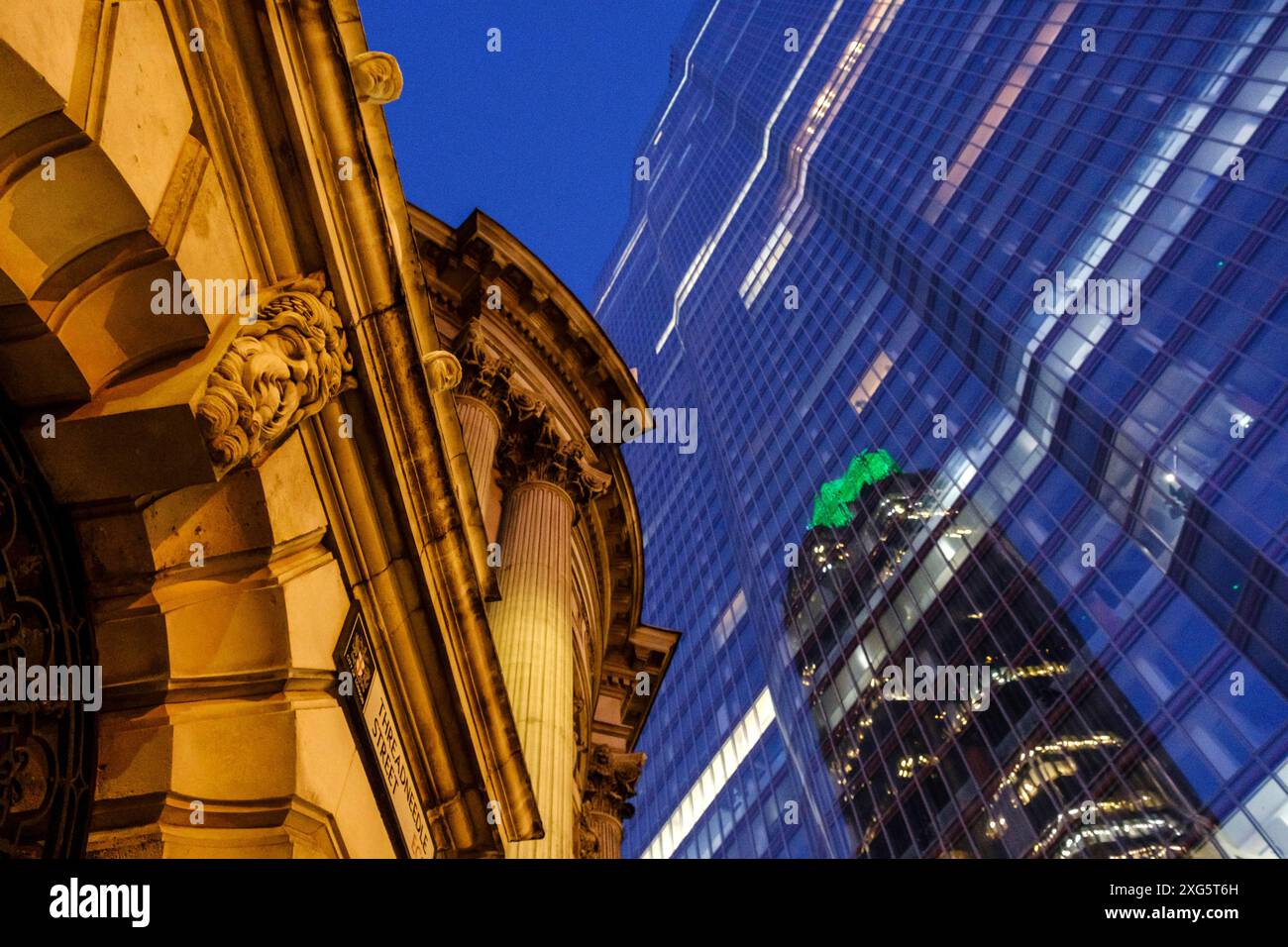 Leadenhall Building e il riflesso della NatWest Tower, la città, Londra, Inghilterra, Gran Bretagna Foto Stock