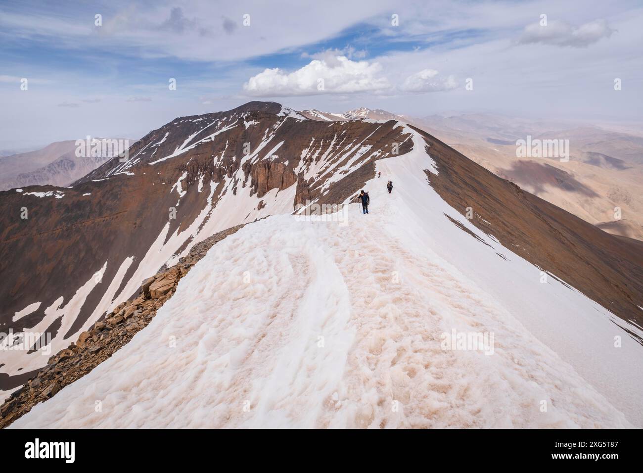 Alpinisti sul crinale che raggiungono la cima di Ighil M'Goun, 4, 071 metri, catena montuosa dell'Atlante, marocco Foto Stock