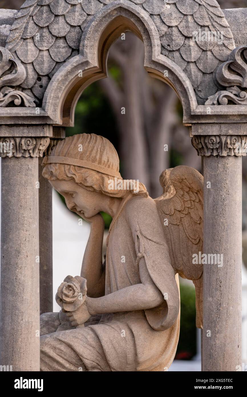 Edicule with thinking Angel in memory of Gabriel Bordoy, 1911, Alaro Cemetery, Mallorca, Isole Baleari, Spagna Foto Stock