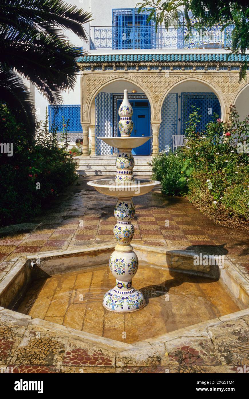 La Tunisia, Sidi Bou Said. Il giardino e la fontana in ceramica. Foto Stock