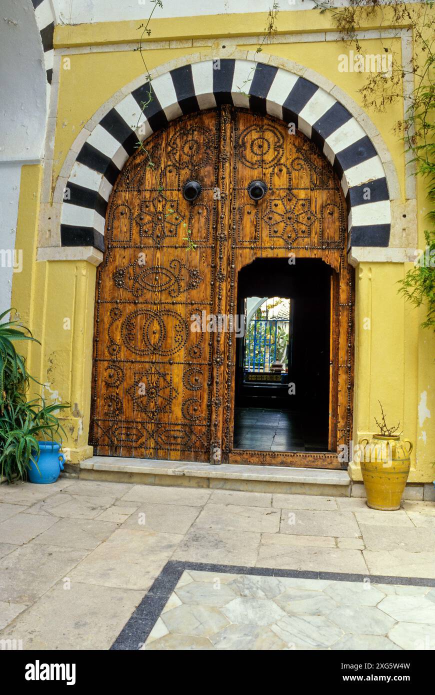 La Tunisia, Sidi Bou Said. Porta da cortile di Dar Annabi, alla porzione interna della casa. Il Dar Annabi è una casa privata aperta per la visualizzazione pubblica. Originariamente costruito xviii secolo, ristrutturato xx secolo. Foto Stock