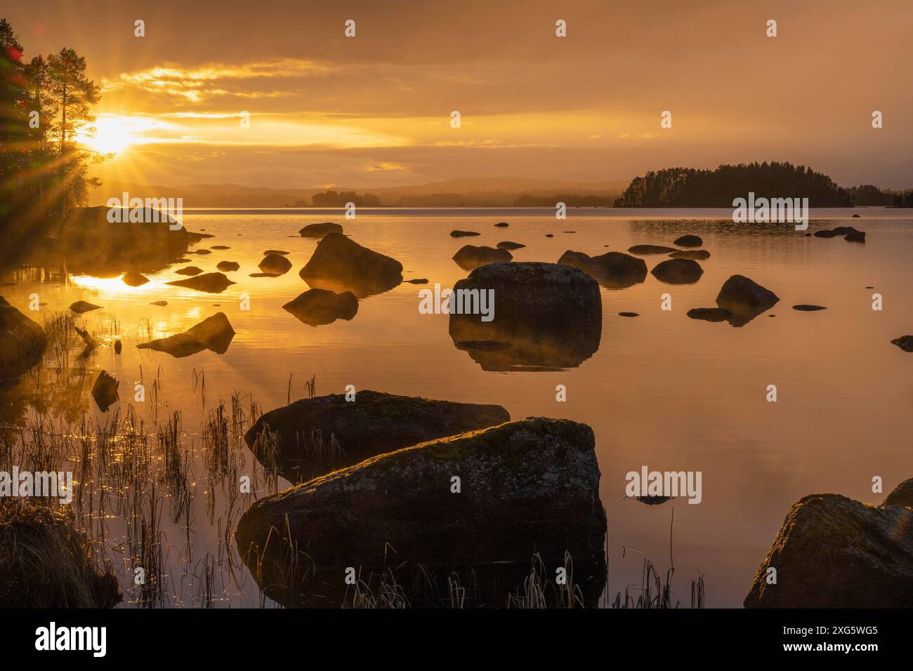 Atmosfera serale in un lago forestale, Gaevleborg, Svezia, maggio 2022 Foto Stock