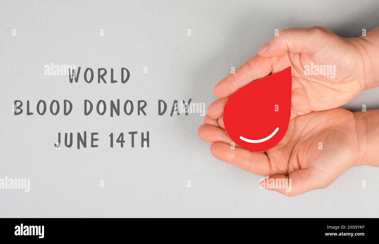 Tenere una goccia rossa nelle mani, donare il sangue, giornata mondiale dei donatori di sangue, assistenza sanitaria, trasfusione Foto Stock