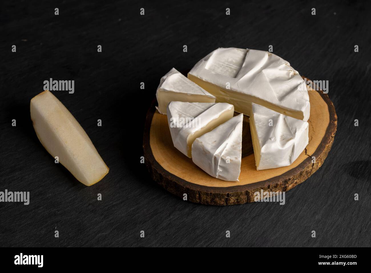 formaggio tondo maturo con muffa, formaggio fuso con muffa bianca sul tavolo Foto Stock