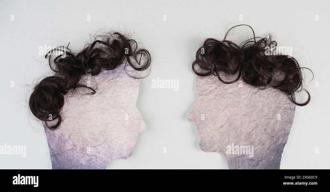 Silhouette di due facce con capelli che si guardano l'un l'altro, la comunicazione, avere un'opinione e una discussione, la libertà di parola, la gente che parla Foto Stock