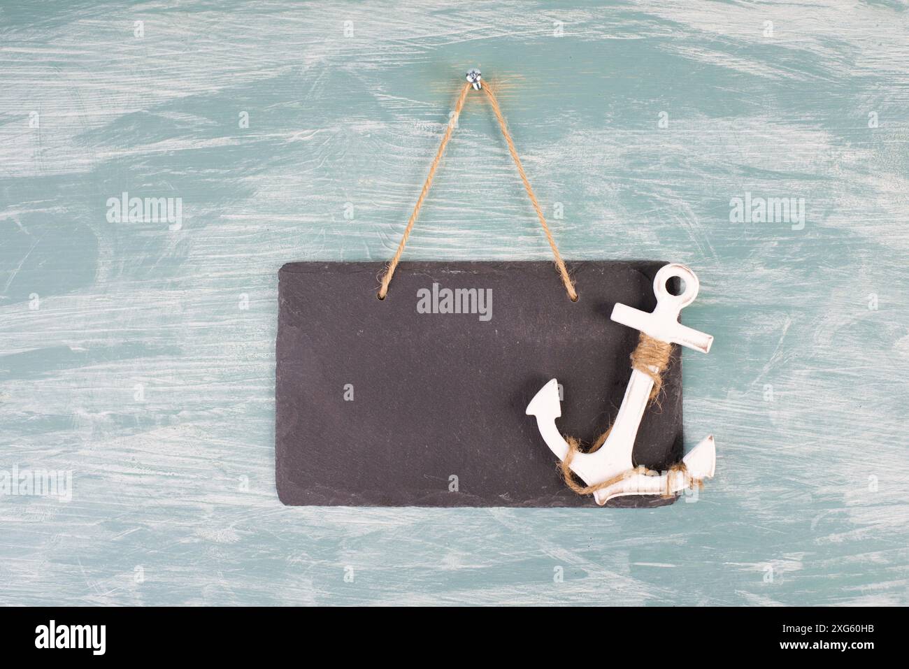 Ancoraggio bianco su un cartello vuoto, sfondo blu testurizzato, vita marina, viaggio in barca a vela, vacanza estiva, concetto di turismo, porto Foto Stock