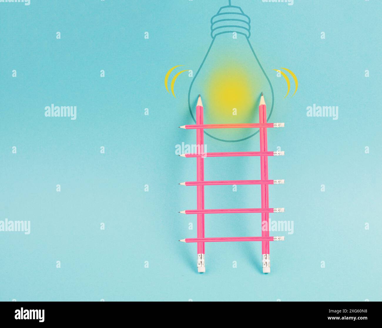 Scala di successo, avere un'idea, marketing e business concept, brainstorming per nuovi obiettivi, lampadina a muro Foto Stock