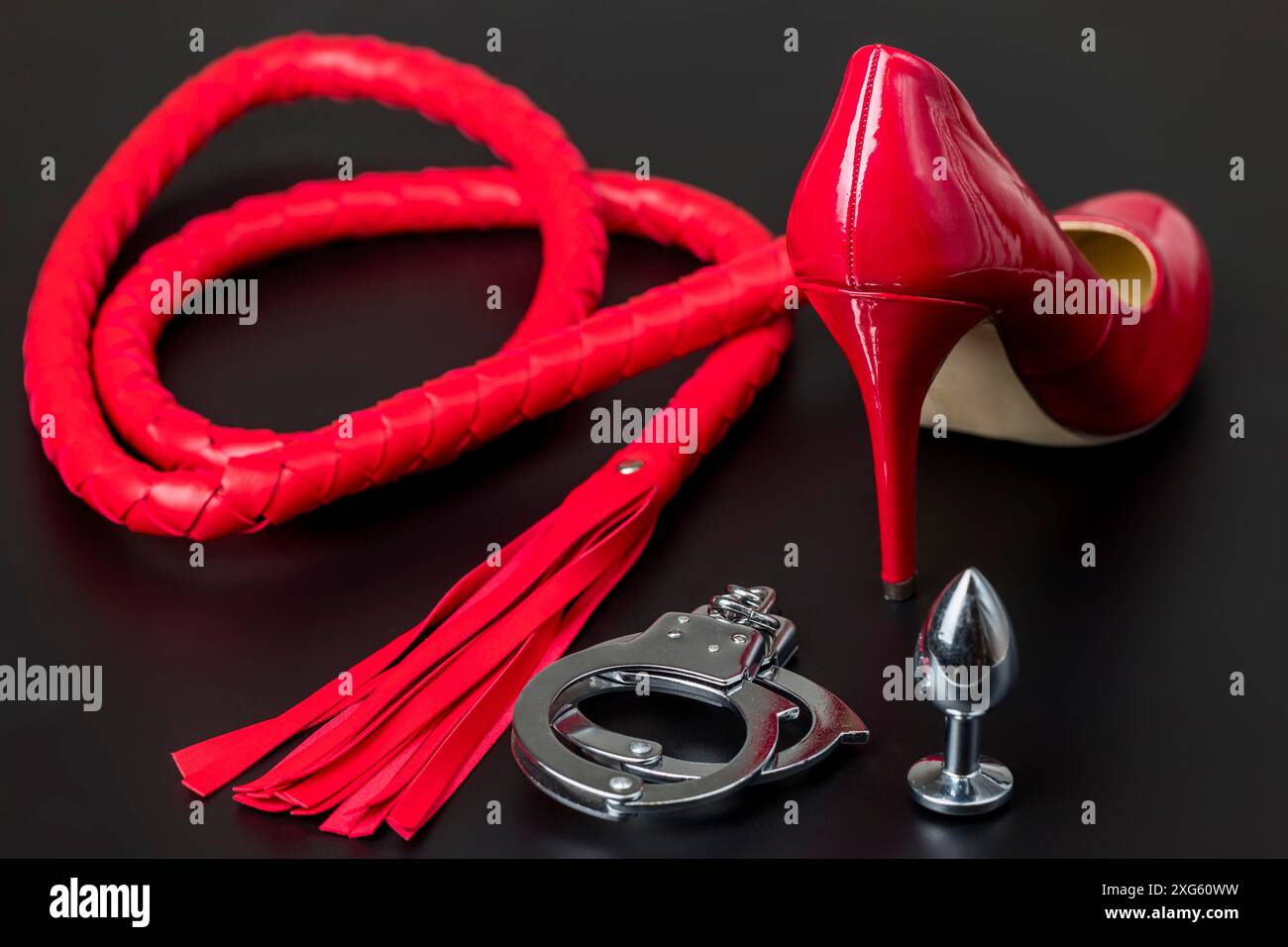 Frusta rossa e tacco alto Foto Stock