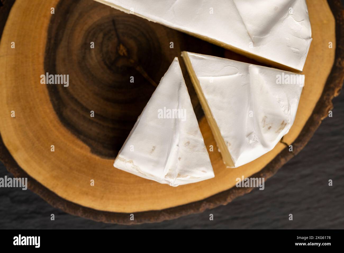 formaggio tondo maturo con muffa, formaggio fuso con muffa bianca sul tavolo Foto Stock